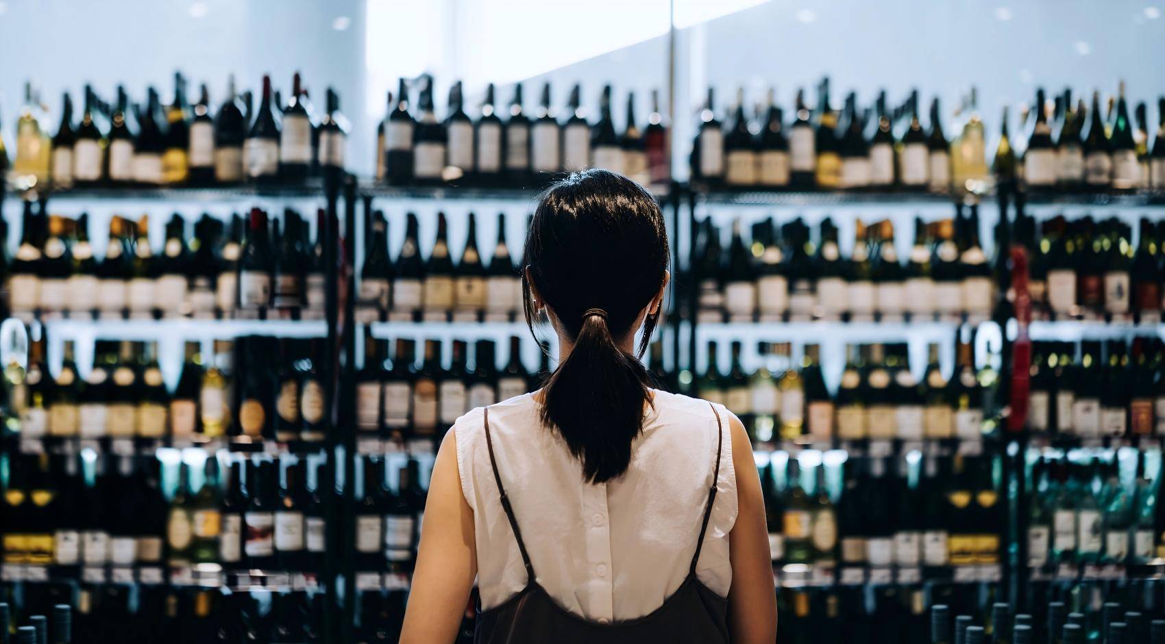 百万烟酒店走在分岔口：“一瓶名酒赚几块钱”，小老板空调都舍不得开 